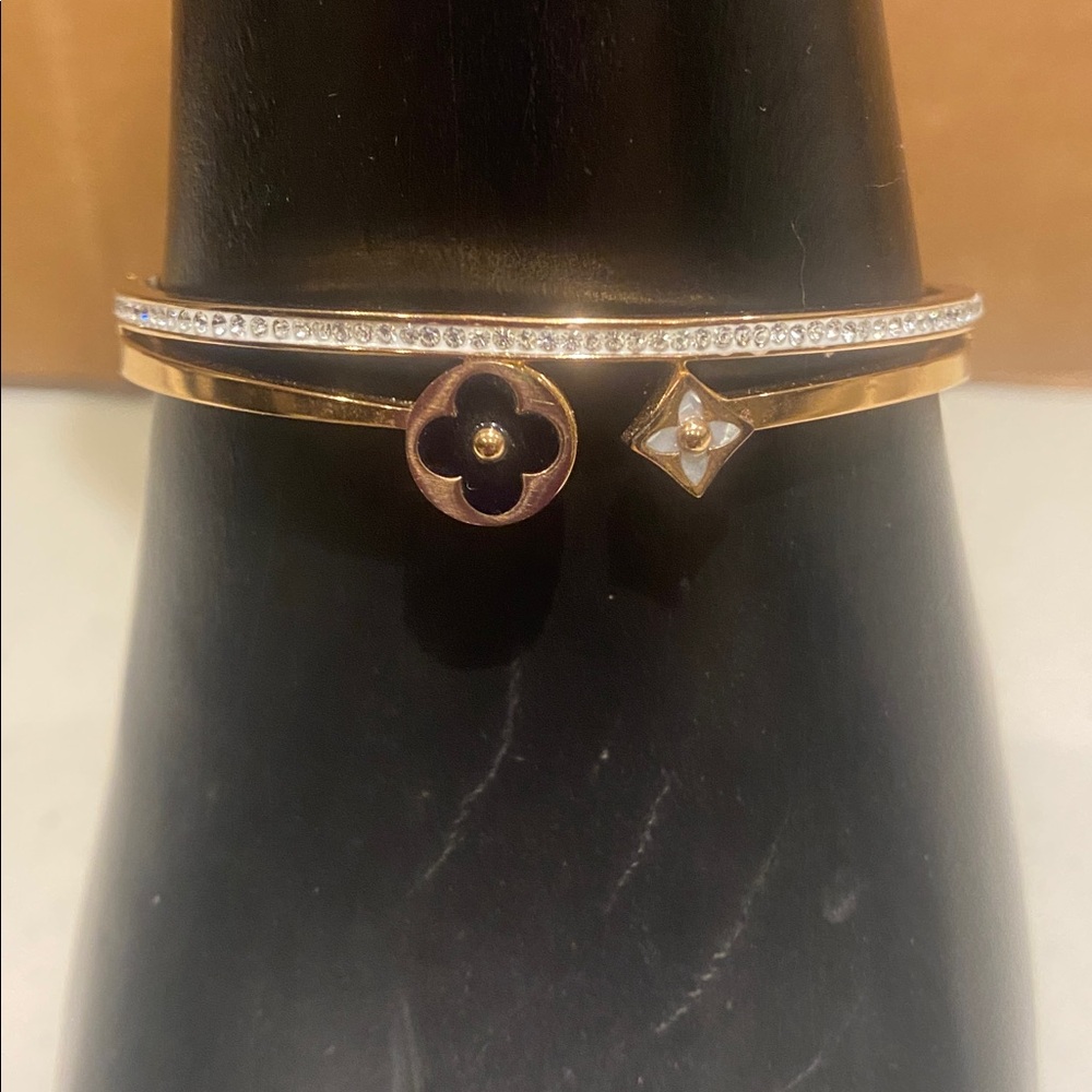 Elegant Rose Gold and Sparkling crystals Women's Bracelet - Picture 3 of 8